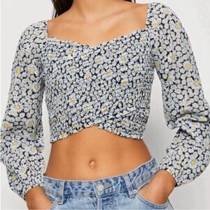 American Eagle Floral Smocked
Cropped Blouse Long Sleeve Size Small
NWT